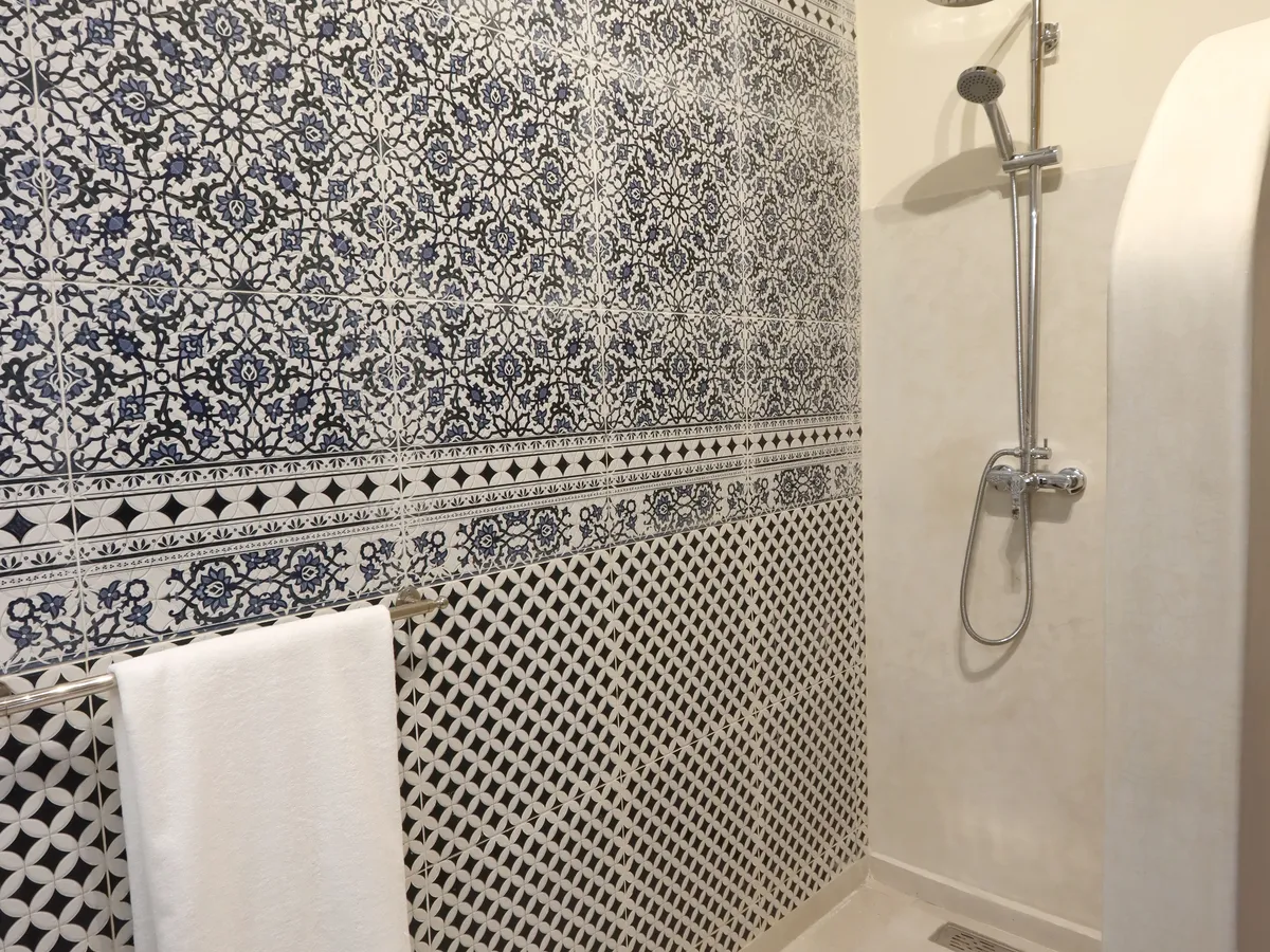 Salle de bain en zellige bleu et blanc de la Suite Safran
