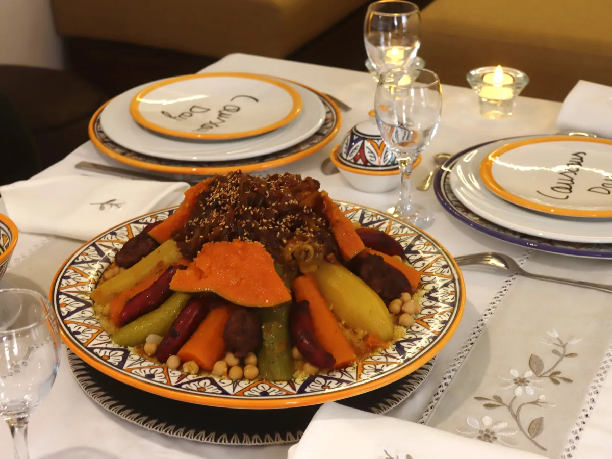 Plat de couscous marocain servi à table