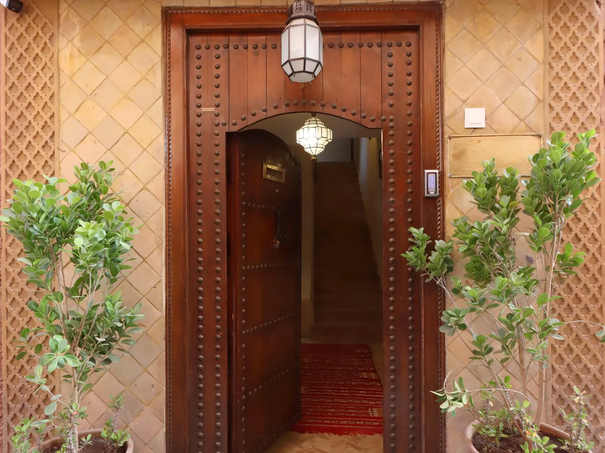 Porte d'entrée cloutée du Riad Laora