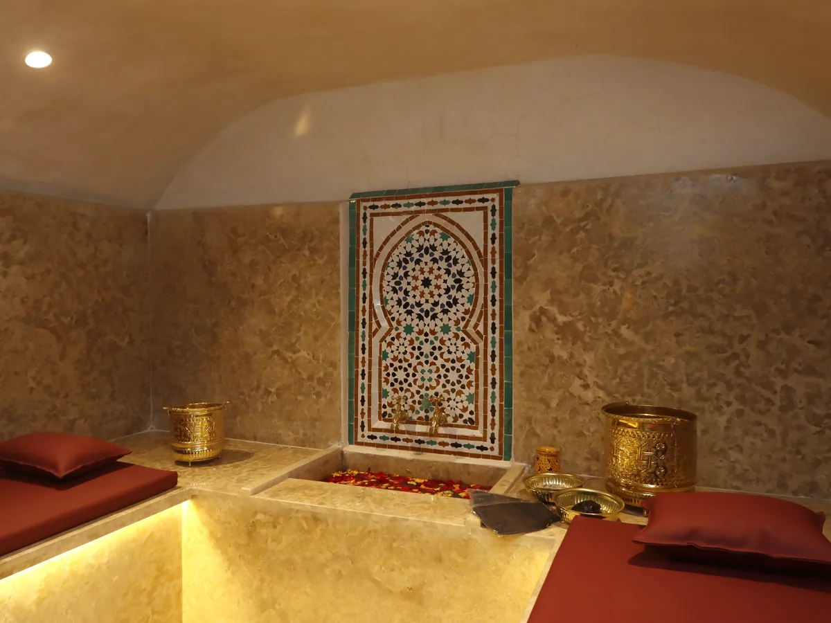 Salle de hammam traditionnel en tadelakt et zellige
