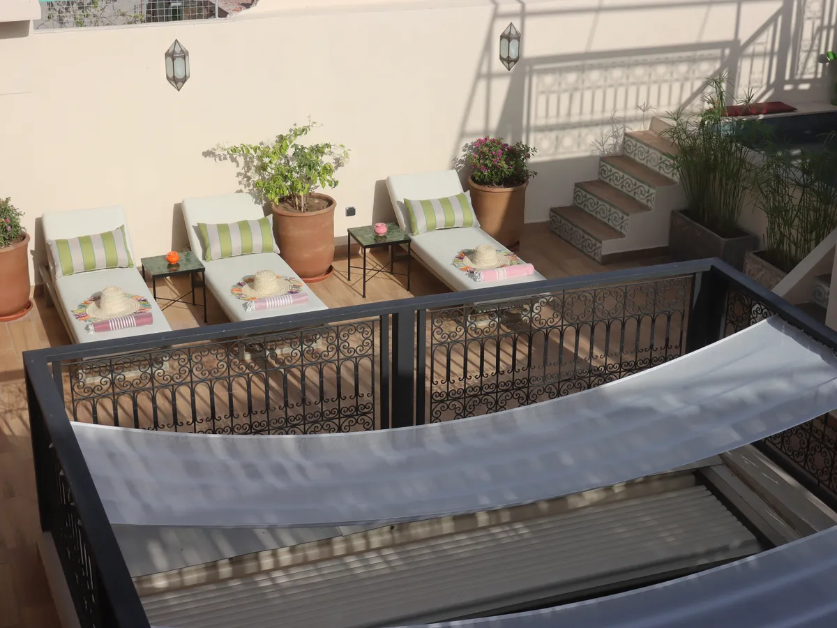 Transats au bord de la piscine sur la terrasse