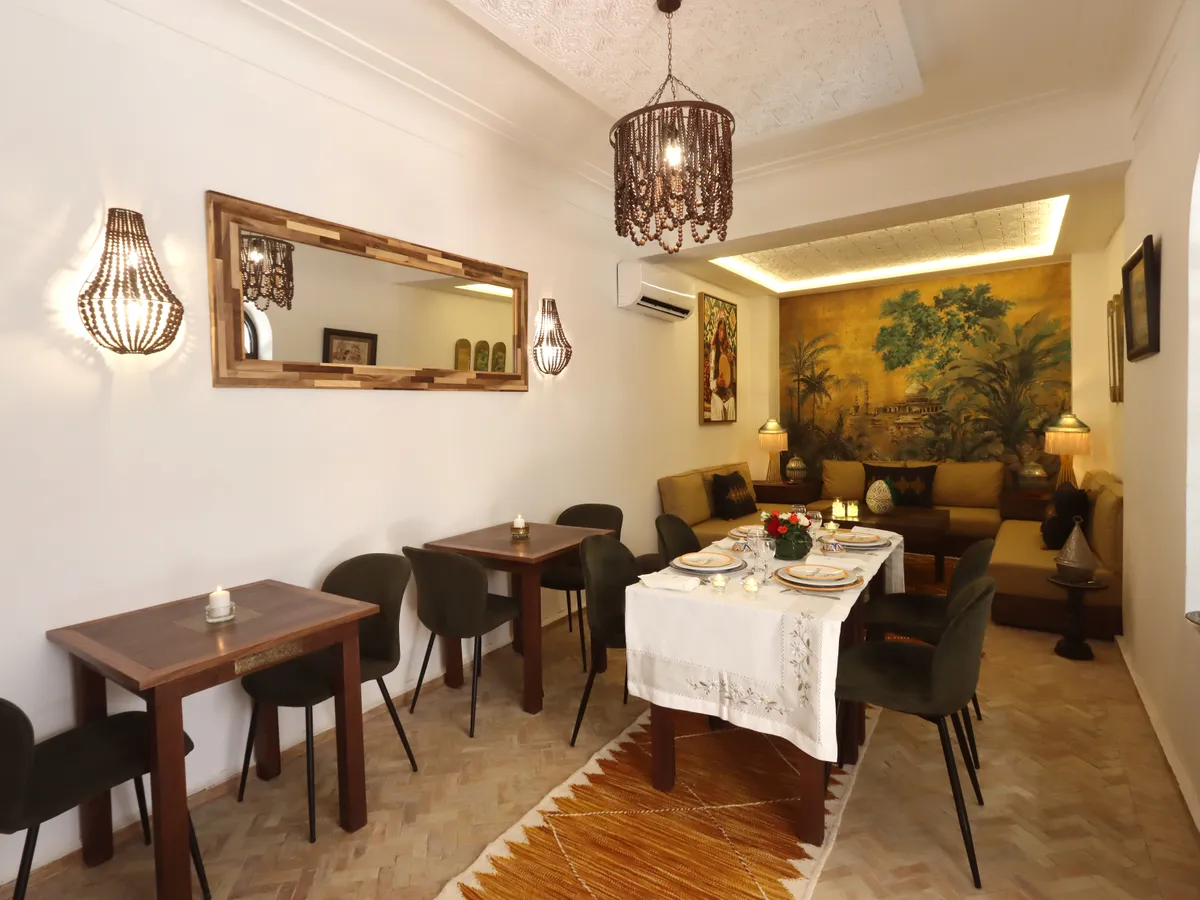 Salle à manger et fresque orientale du séjour