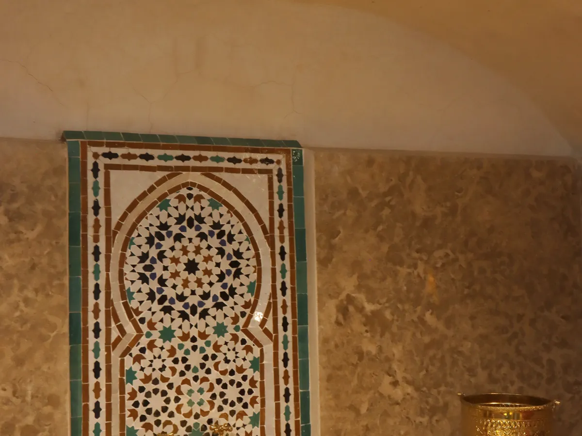 Détail de mosaïque de zellige dans le spa