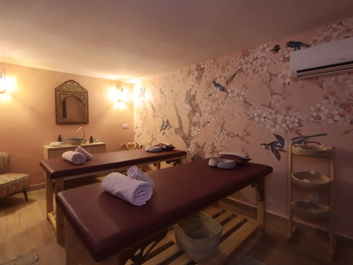 Salle de massage du spa aux fresques fleuries