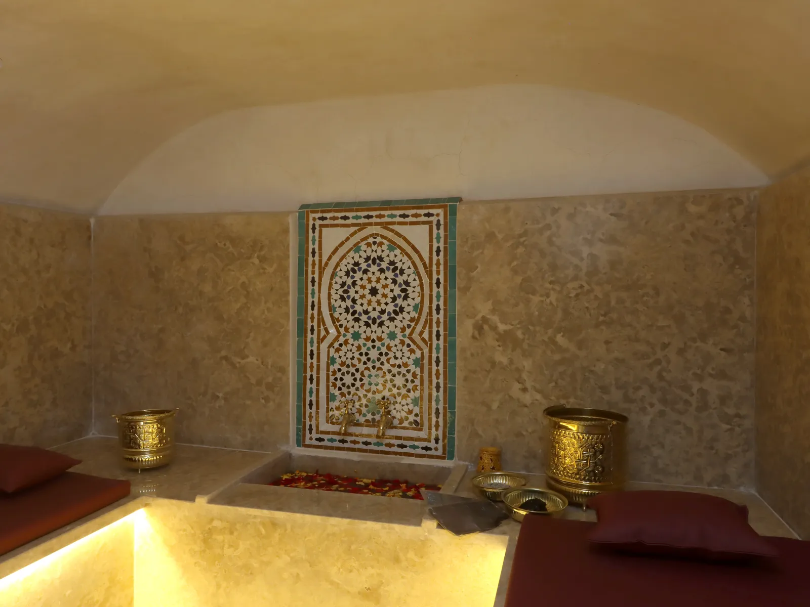 Hammam traditionnel en tadelakt, parsemé de pétales de rose