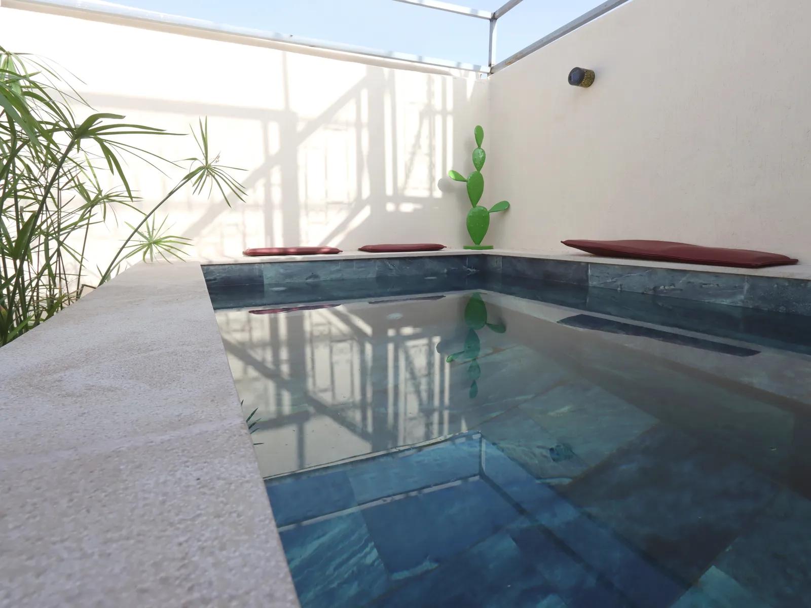 La piscine sur la terrasse du Riad Laora