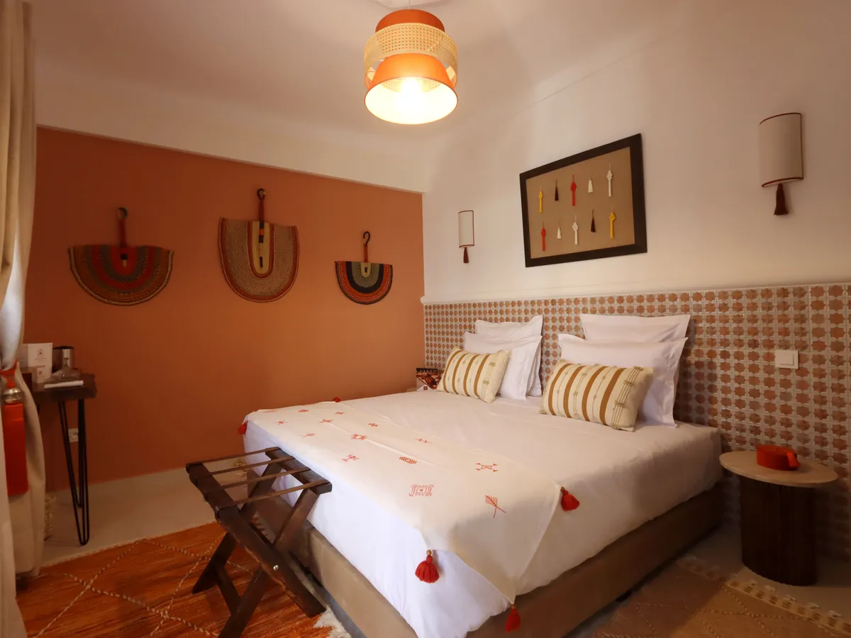 Chambre Ocre, mur d'accent terracotta