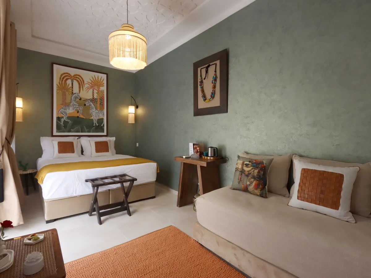 Suite Safran, salon en alcôve et mur vert