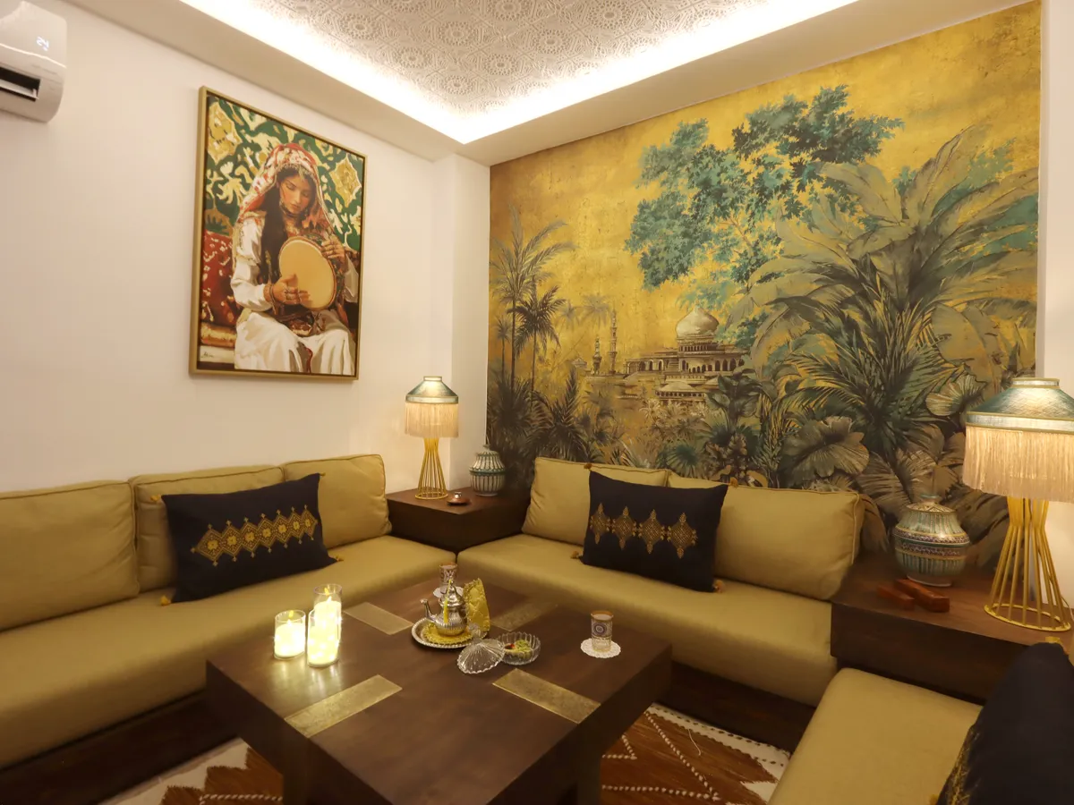 Salon marocain cosy et service de thé à la menthe