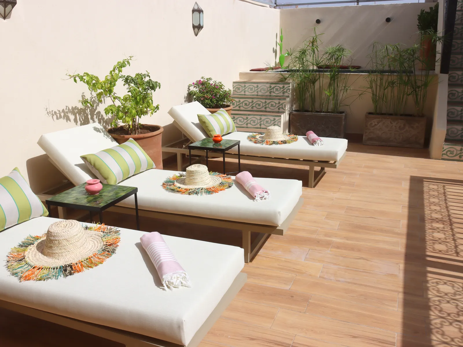 Terrasse ensoleillée avec bains de soleil sur le rooftop